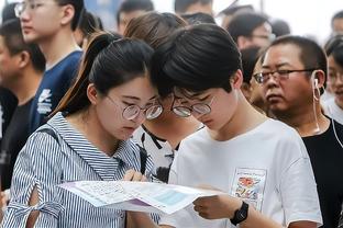 卧龙凤雏！蓉城后卫冒顶，门将出击扑空，奥斯卡笑纳空门大礼！