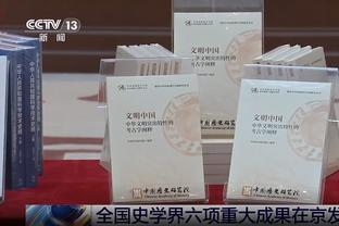 U10足球赛教练觉得己方球员被过&门将罚点而受侮辱，指使球员踢人